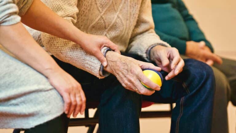 Lire la suite à propos de l’article Quel le rôle du proche aidant d’une personne âgée?