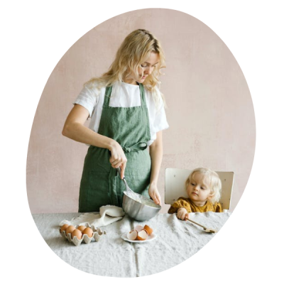 femme qui cuisine avec petit enfant